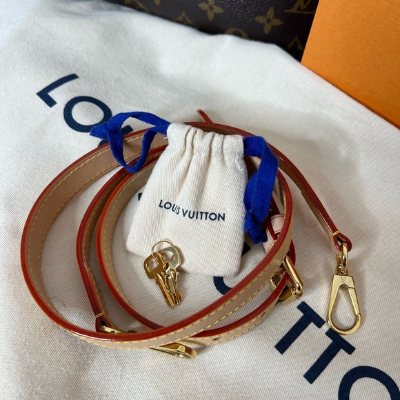 Authentic Louis Vuitton Grand Palais - Picture 6 of 12